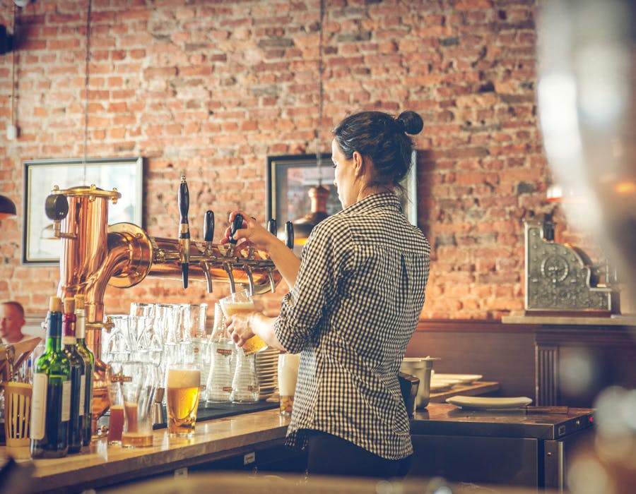 Barman a servir cerveja de torneira