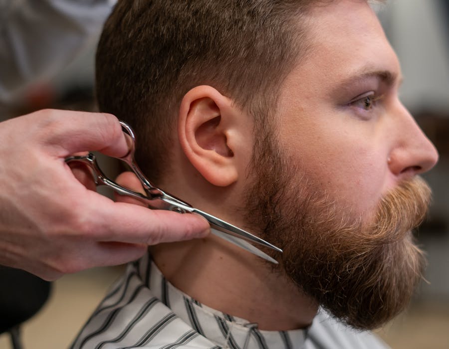Ambiente de barbearia premium com atendimento personalizado