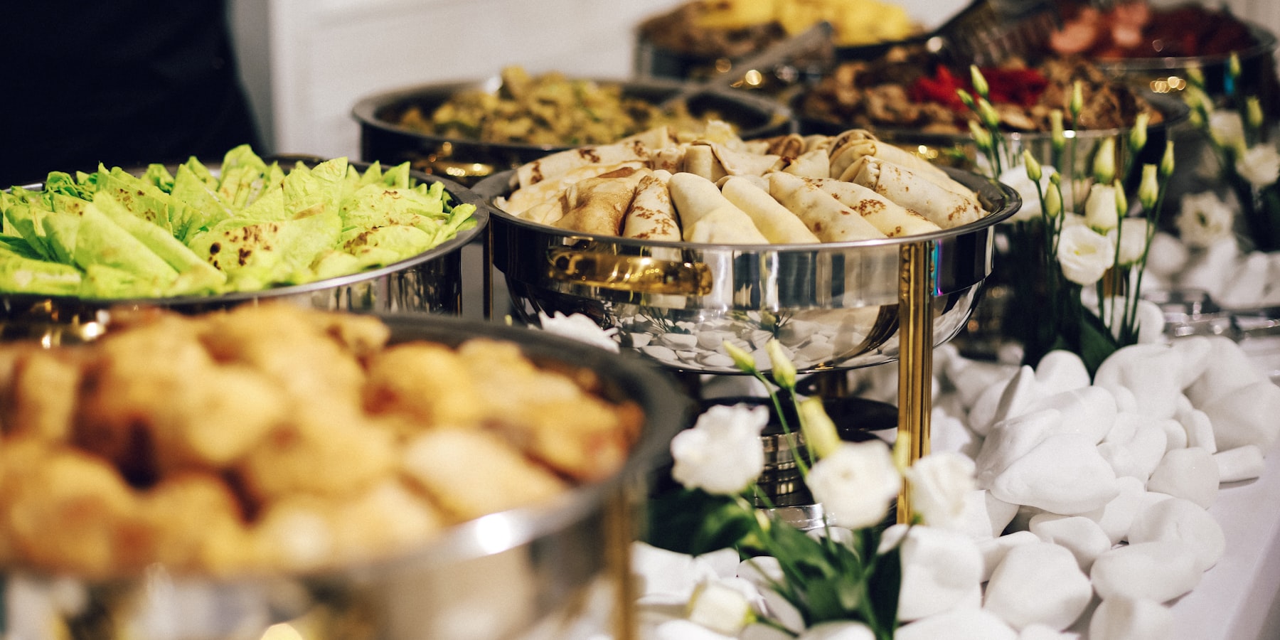 Evento de catering elegante com gestão digital integrada