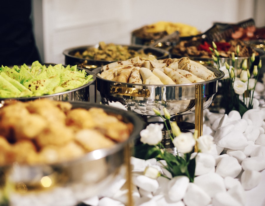 Equipa de catering a preparar serviço