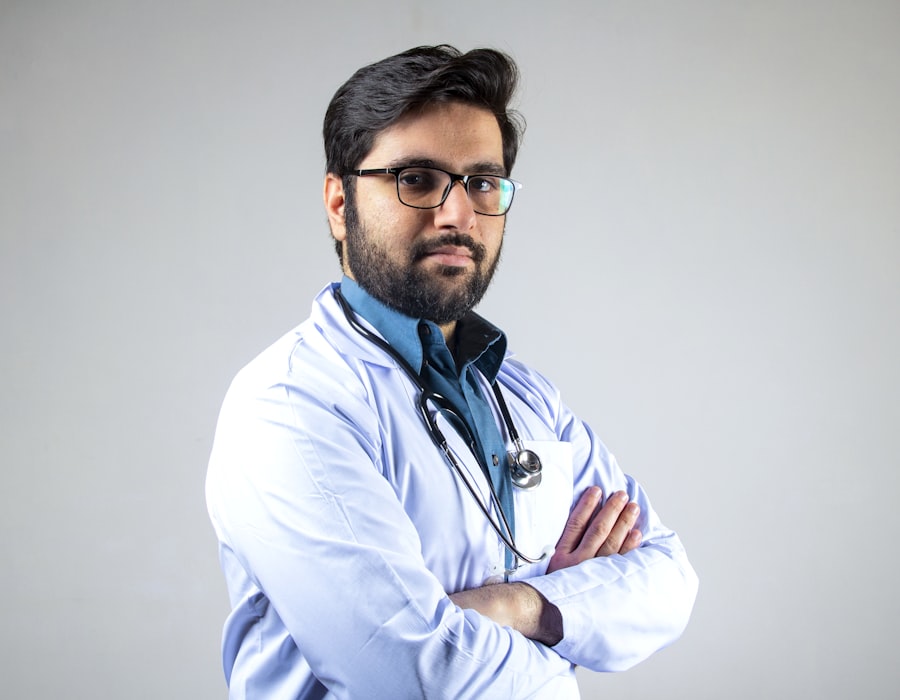 Médico em consulta com ficha digital