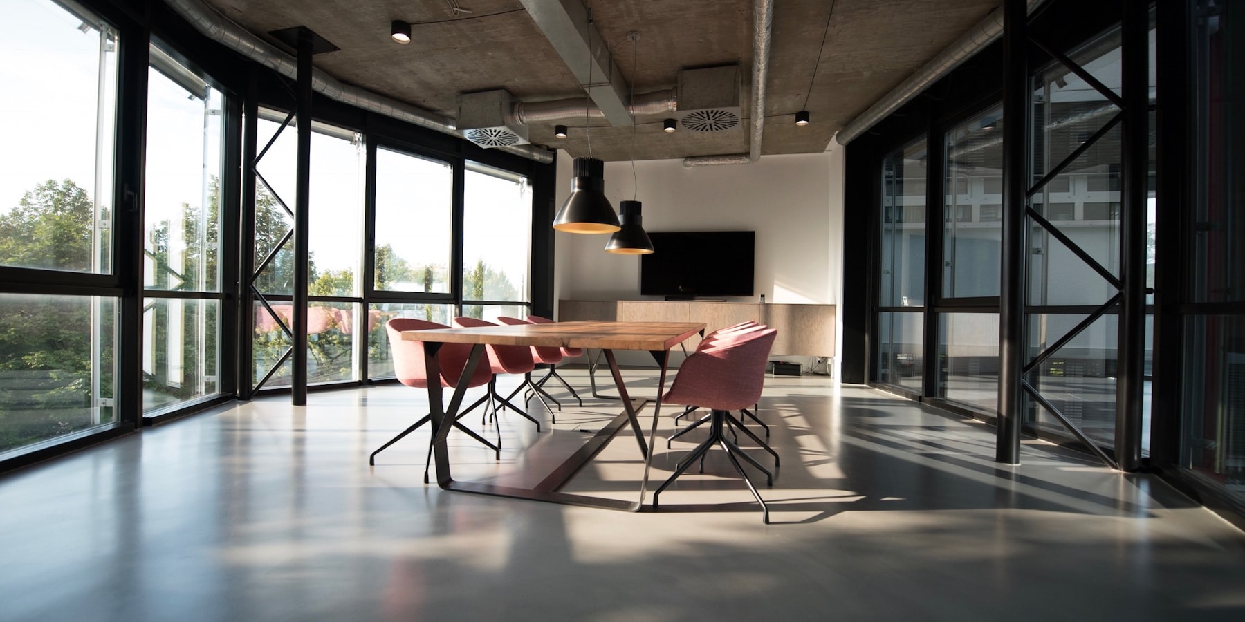 Sala de reuniões num espaço de coworking com reserva digital
