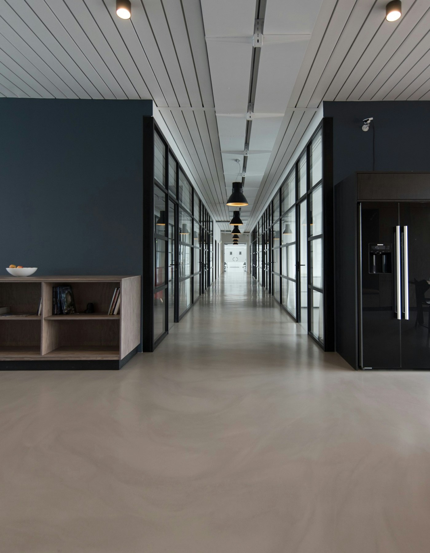 Espaço de coworking moderno com gestão digital integrada