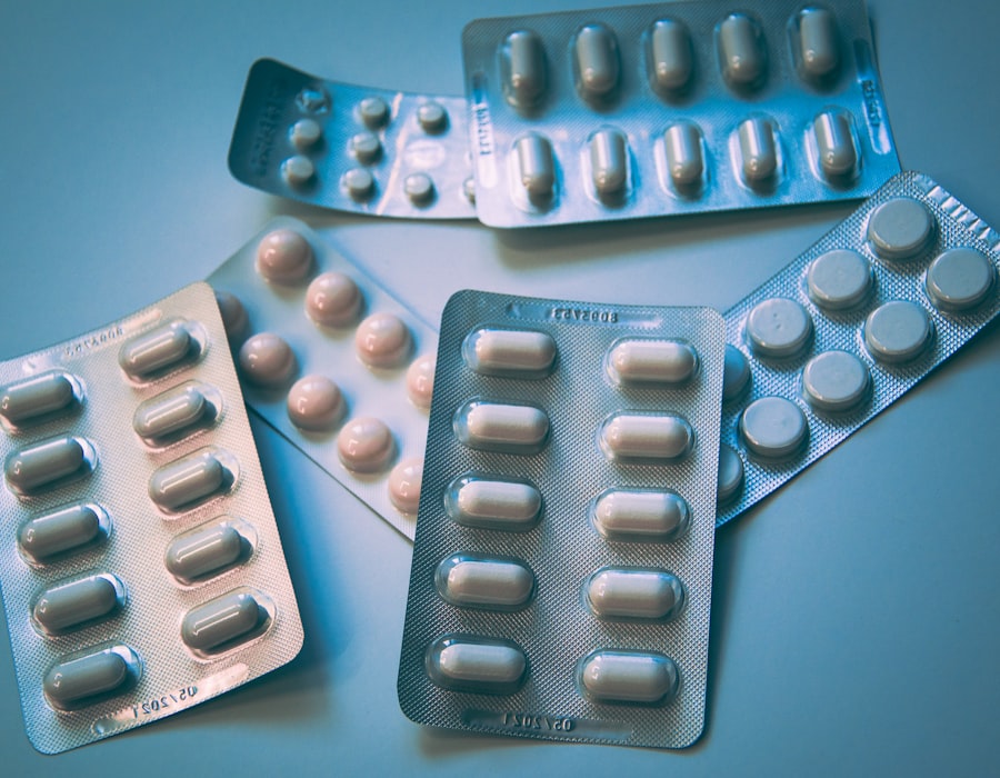 Farmacêutico a dispensar medicamentos com sistema digital