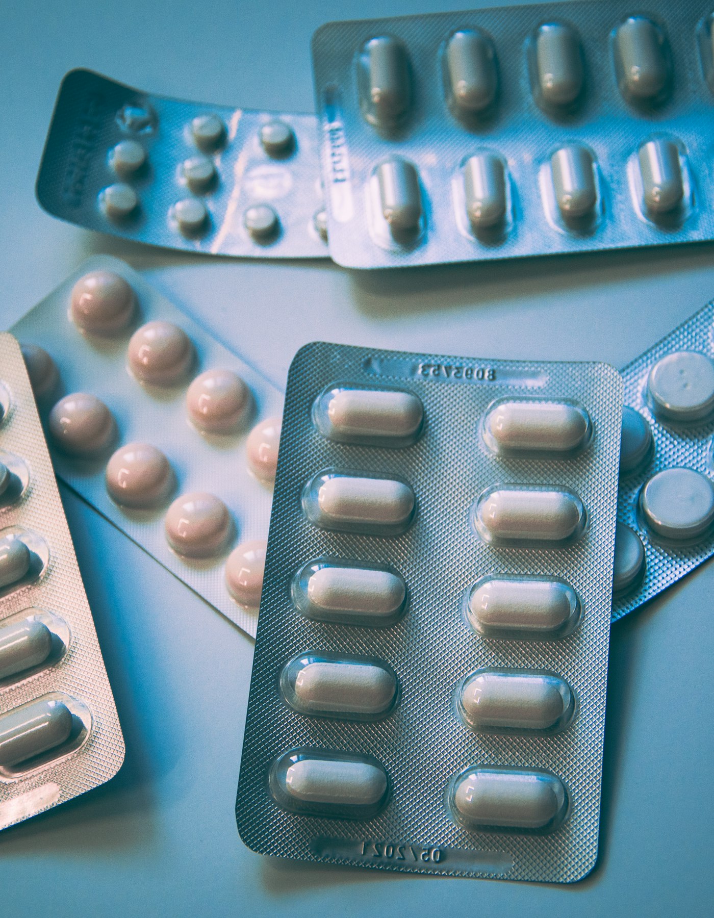 Farmacêutico a usar sistema moderno de gestão numa farmácia