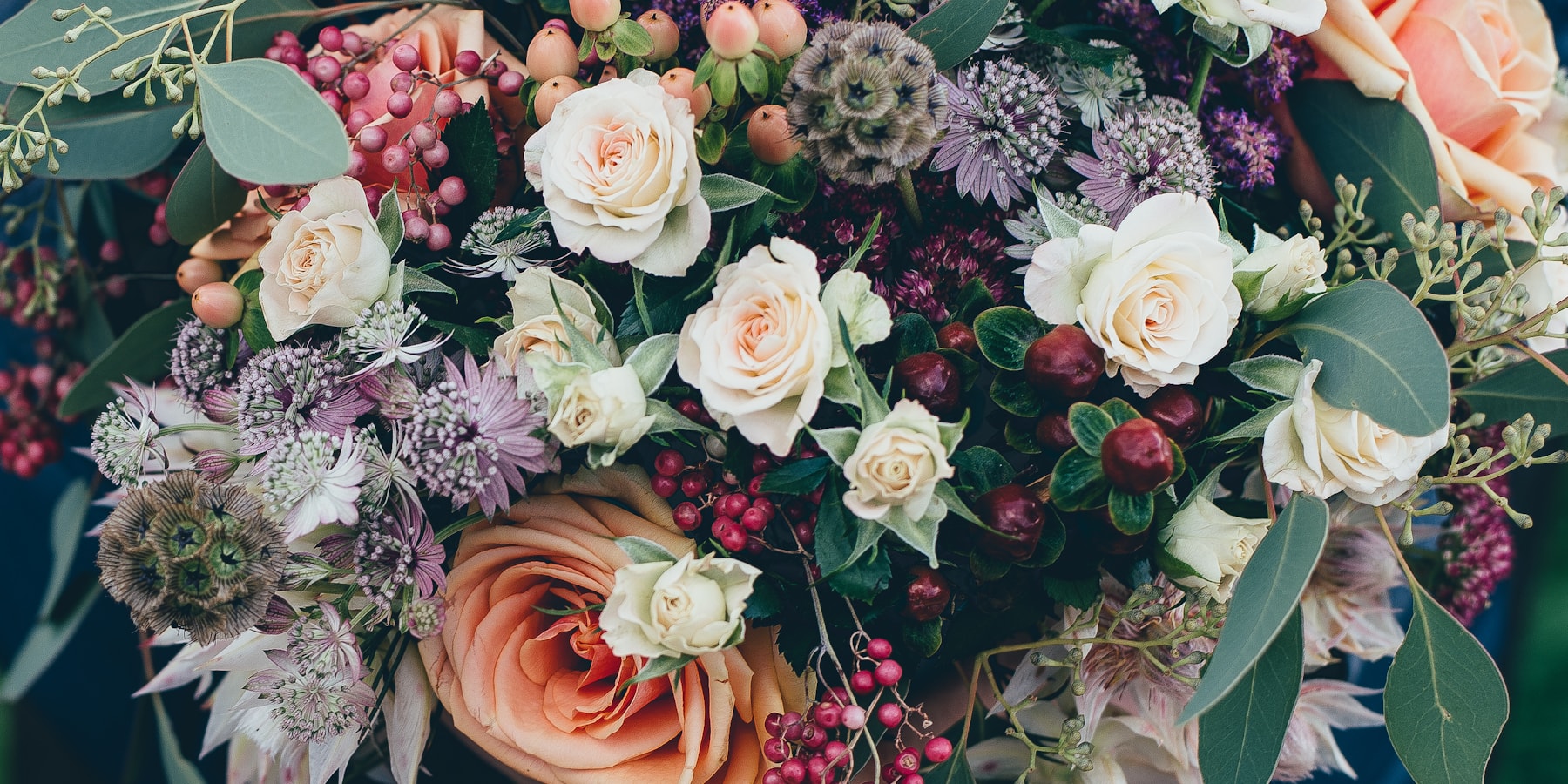 Florista a preparar arranjo floral com tablet de gestão