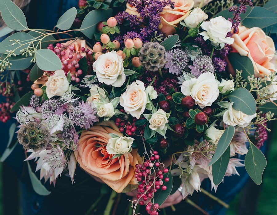 Florista a criar arranjo floral personalizado