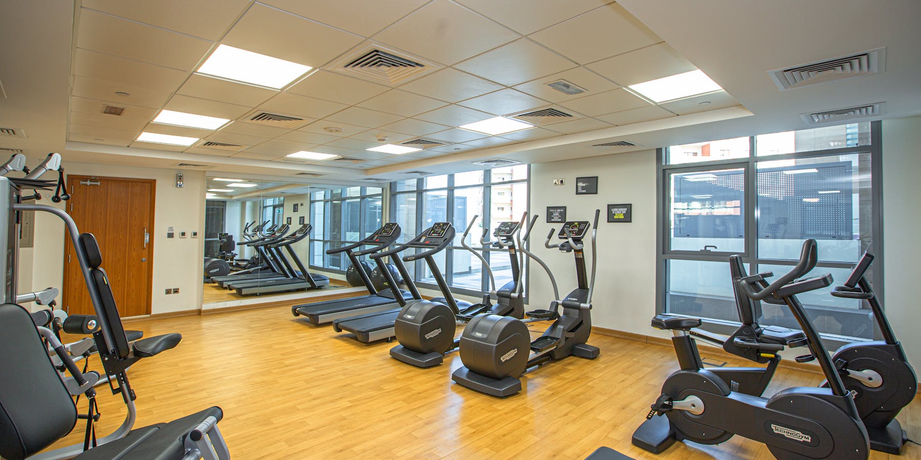 Equipamento de cardio e musculação em ginásio contemporâneo