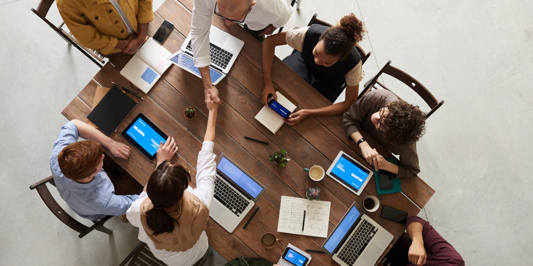 Equipa de profissionais em ambiente de trabalho moderno