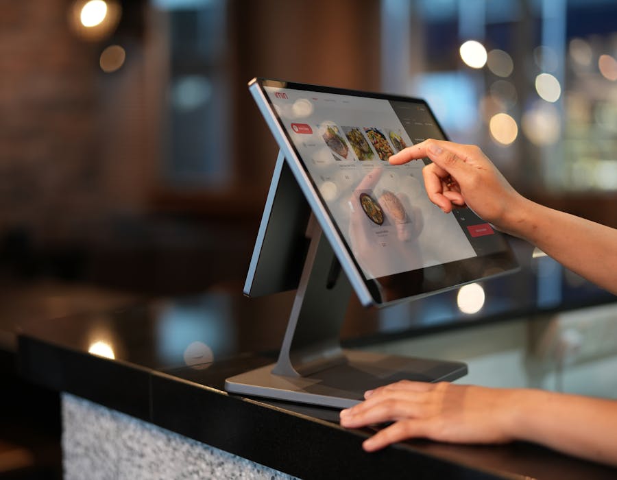 Caixa a usar terminal POS tátil de perto