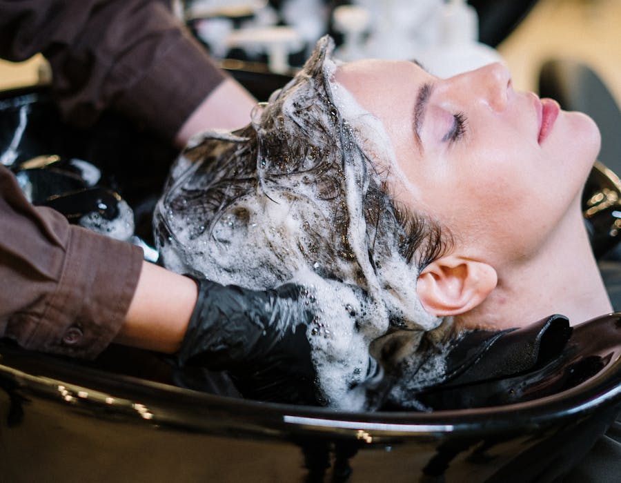 Técnica de colorimetria aplicada por profissional de salão
