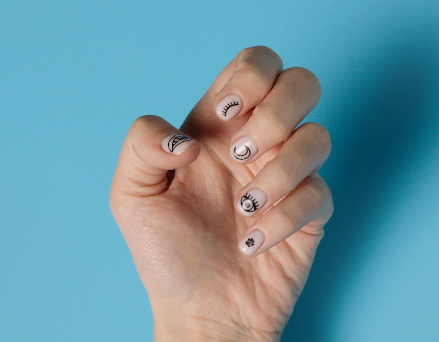 Serviço de manicure com detalhe técnico em salão de unhas