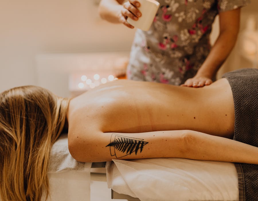 Sala de spa preparada para tratamento com ambiente relaxante