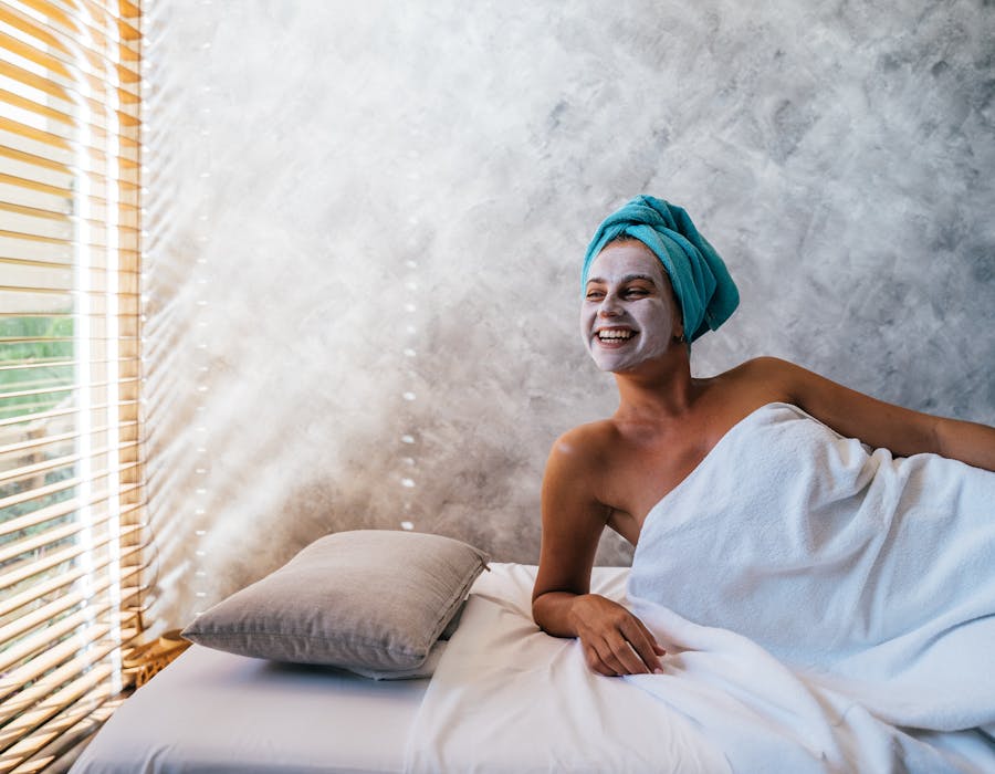 Cliente a receber tratamento num spa diurno