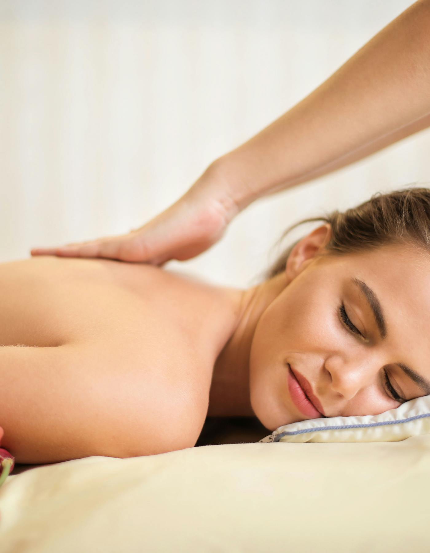 Sala de tratamento de spa preparada para receber cliente num ambiente premium
