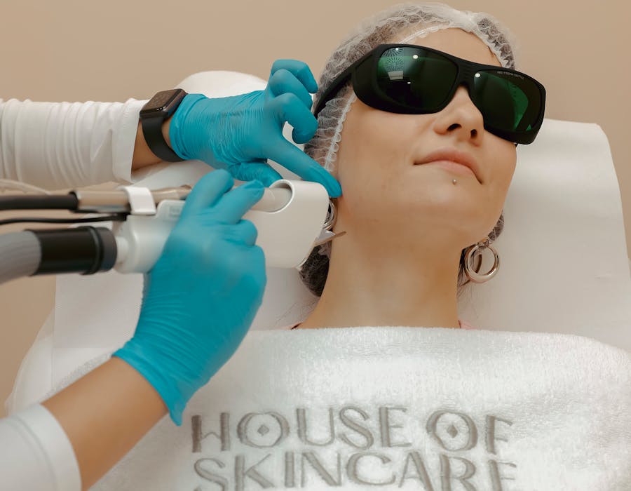 Ambiente clínico de spa médico preparado para protocolo facial