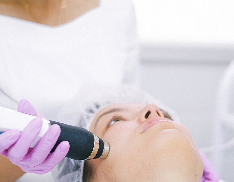 Sessão de tratamento em spa médico com profissional especializada