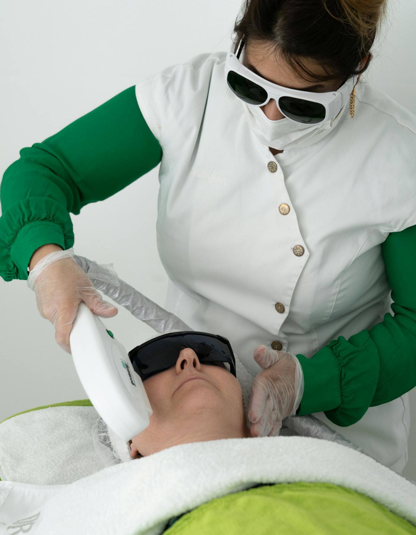 Profissional de spa médico em sala clínica a preparar tratamento