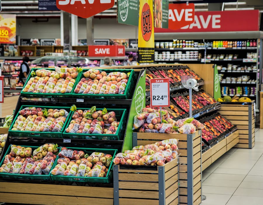 Corredor de frutas e legumes em supermercado