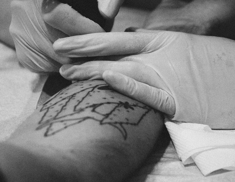 Sessão de tatuagem em estúdio com foco em detalhe e higiene