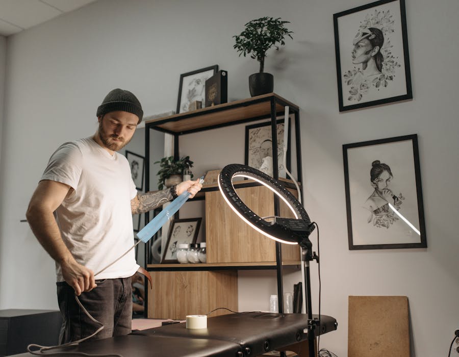 Área de trabalho organizada num estúdio de tatuagem e piercings